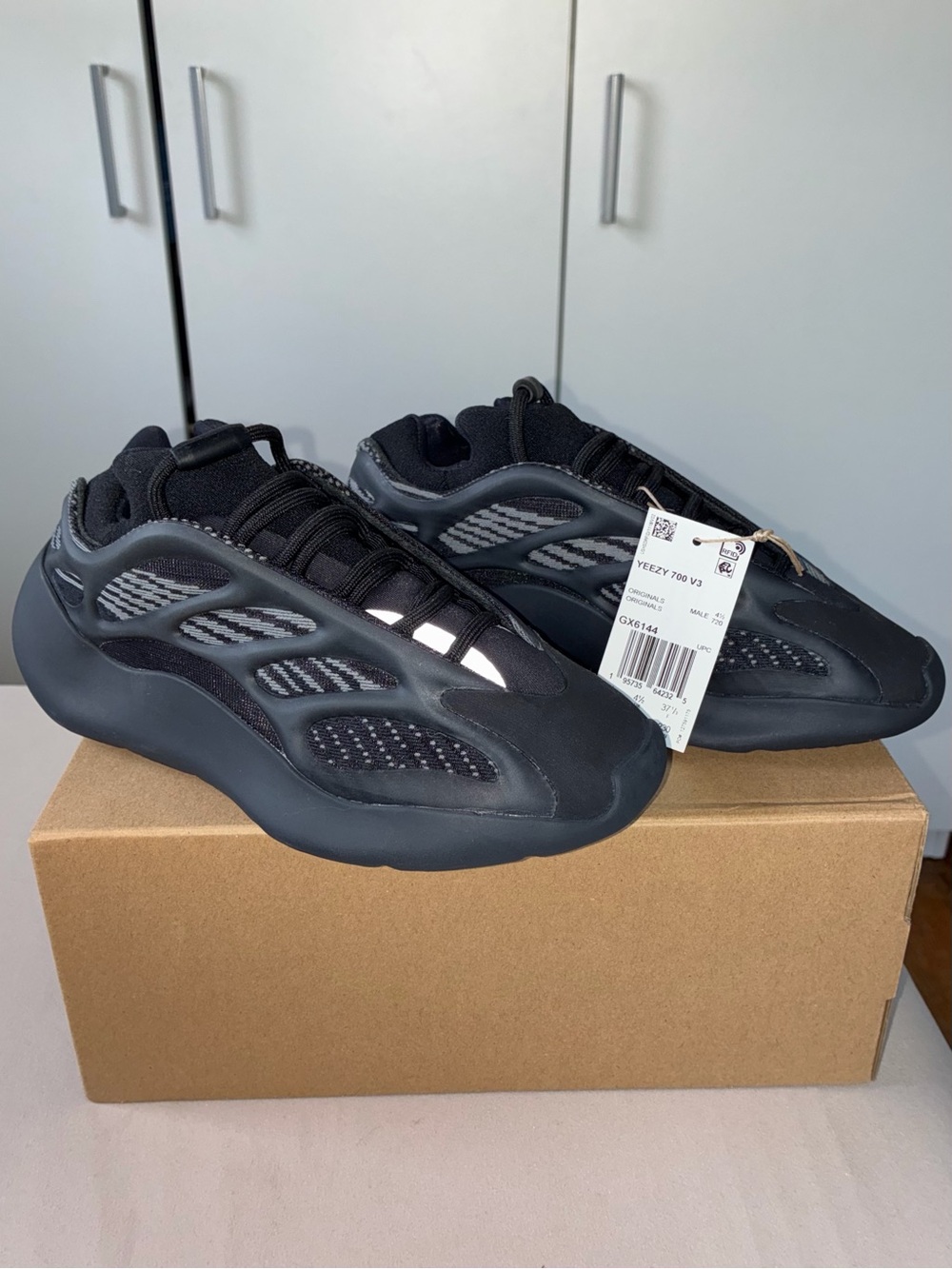 NWT Yeezy 700 V3 Dark Glow